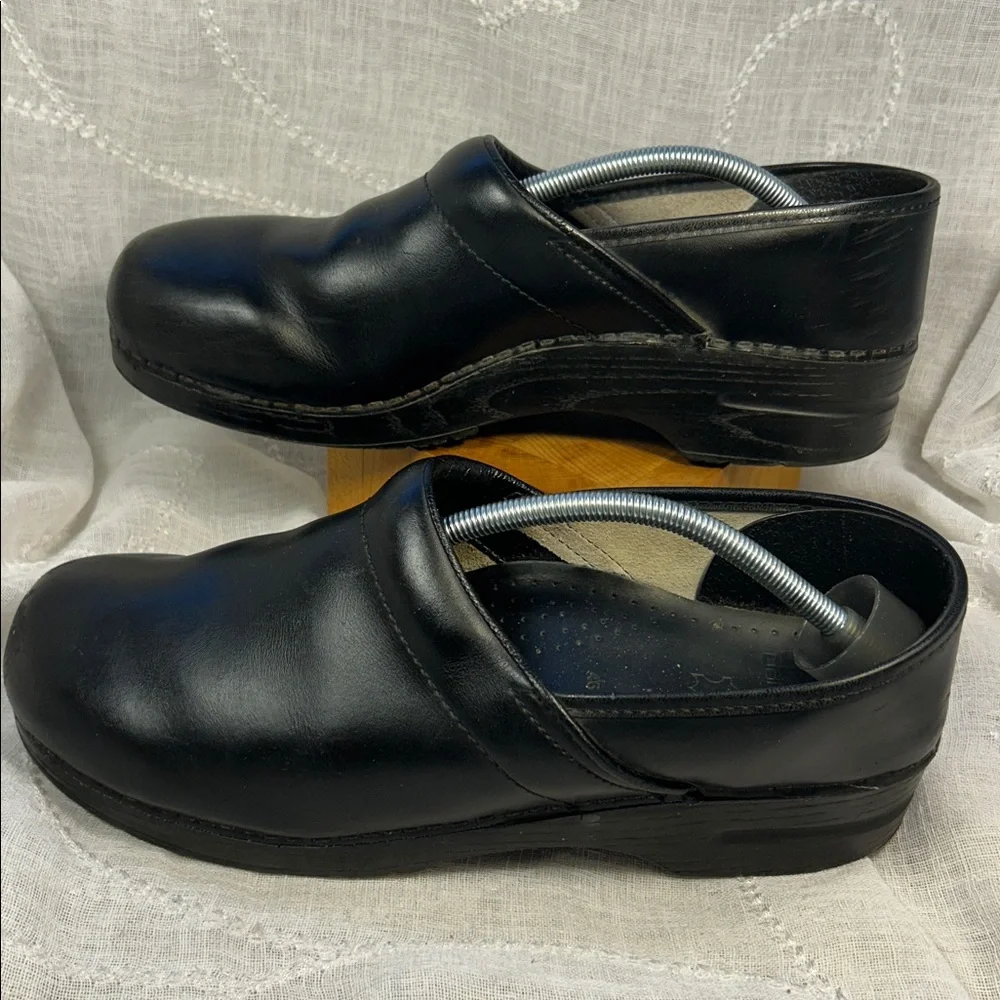 Dansko leather preloved clogs